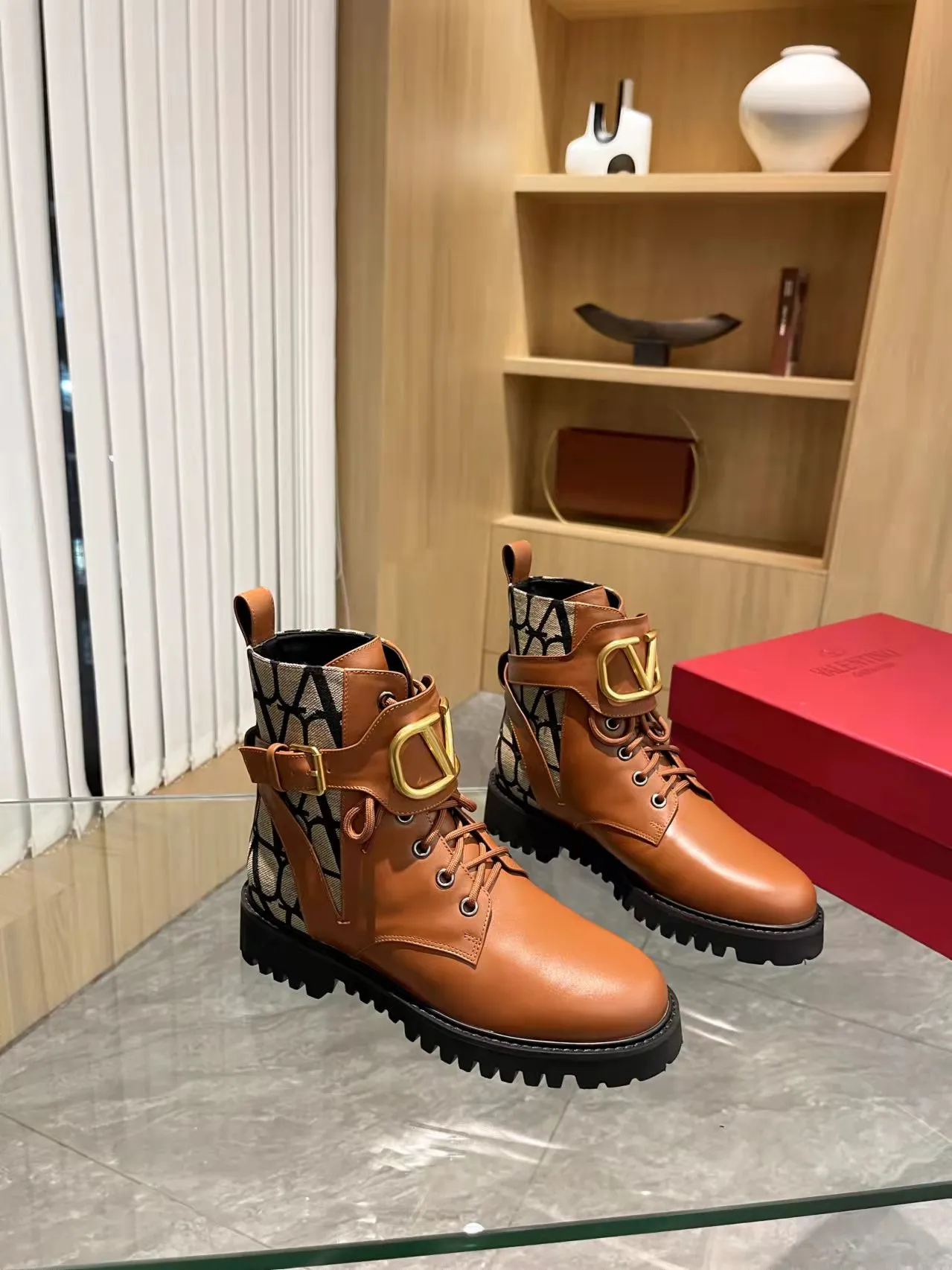 👟👟Ex-factory price 540👟👟 𝑉𝐴𝐿𝐸𝑁𝑇𝐼𝑁𝑂 Valentino's new autumn and winter Martin boots. The unique [V logo fabric print pattern] brings out a full sense of high-end, worth buying★Absolutely high-grade❥Original method Absolute sensibility❥Elegant style Create a different feeling, simple and elegant style!  Fabric: fabric printed cloth + imported cowhide. Lining: inner sheepskin. Bronze large buckle with high-end printing. Color: black, brown. Size: 35-41. (42 customized items cannot be returned or exchanged)